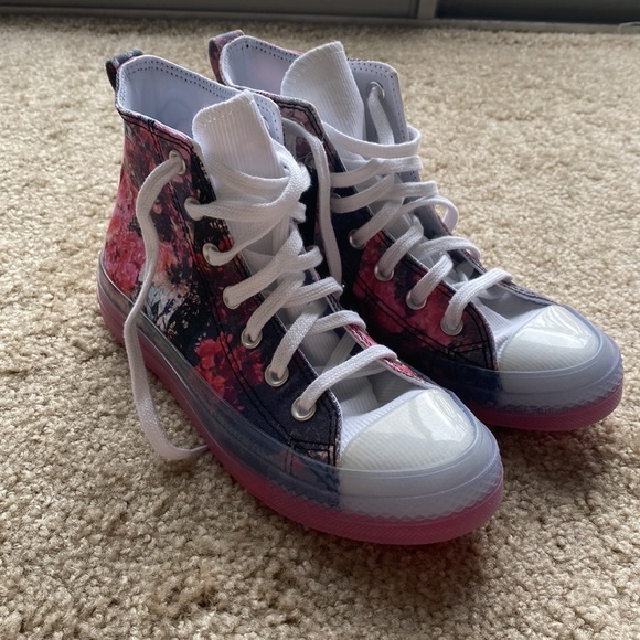 Converse x Shaniqwa Jarvis. NWT. Never worn. cherry blossom colorway. size 6.5. - Picture 5 of 13